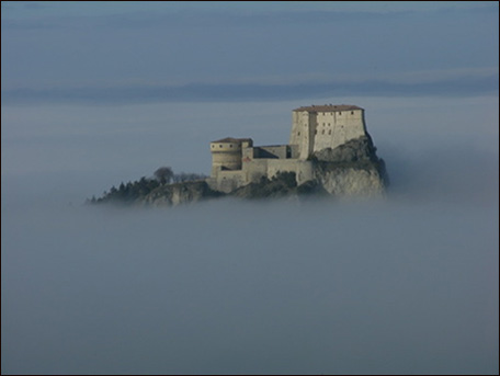 San Leo emerge dalla nebbia (www.hotelilpoggio.it)